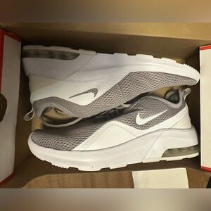 Nike Air Max Motion 2 mens size 9